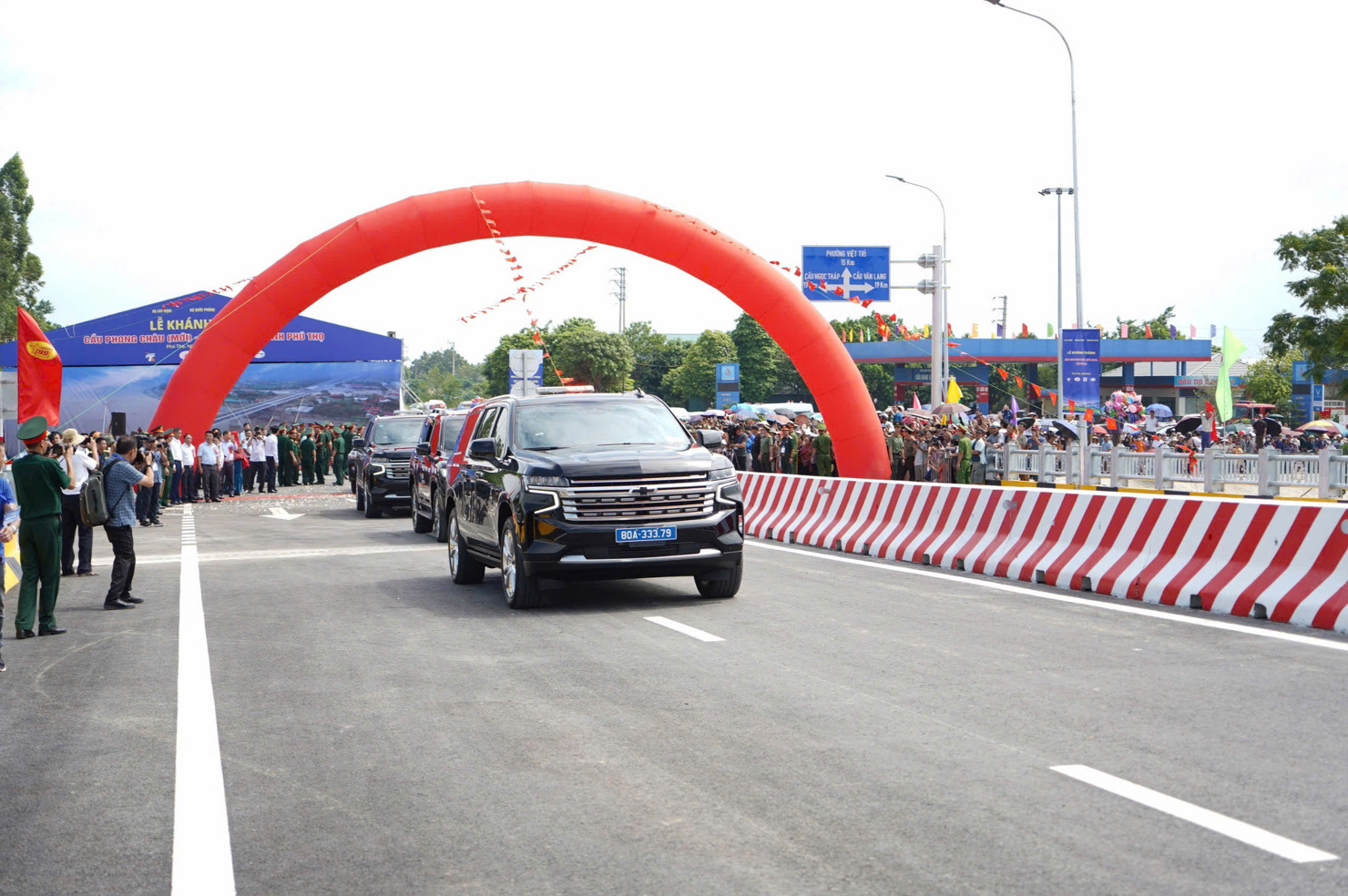 Cầu Phong Ch&acirc;u mới ho&agrave;n th&agrave;nh đ&atilde; tạo điều kiện thuận lợi cho người d&acirc;n lưu th&ocirc;ng qua hai b&ecirc;n bờ s&ocirc;ng.