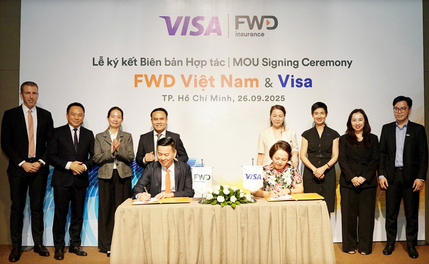 &Ocirc;ng Phương Tiến Minh - Tổng Gi&aacute;m đốc FWD Việt Nam v&agrave; b&agrave; Đặng Tuyết Dung - Gi&aacute;m đốc Visa Việt Nam v&agrave; L&agrave;o k&yacute; kết hợp t&aacute;c th&uacute;c đẩy sự ph&aacute;t triển của bảo hiểm số v&agrave; thanh to&aacute;n kh&ocirc;ng tiền mặt tại Việt Nam.