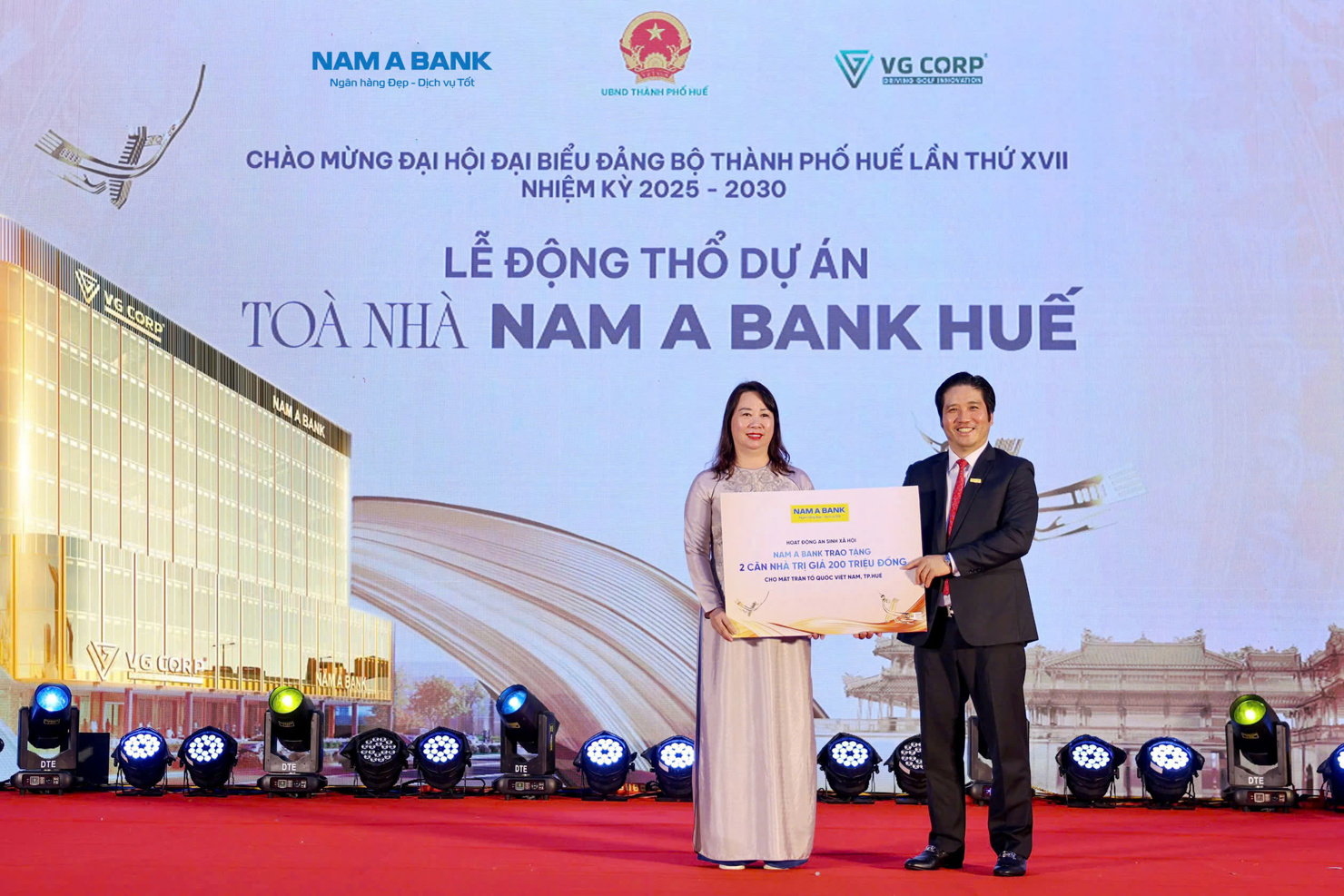 &Ocirc;ng Trần Khải Ho&agrave;n &ndash; Th&agrave;nh vi&ecirc;n Hội đồng quản trị ki&ecirc;m Quyền Tổng gi&aacute;m đốc Nam A Bank trao tặng 2 căn nh&agrave; an sinh x&atilde; hội cho địa phương. Ảnh: Nam &Aacute;