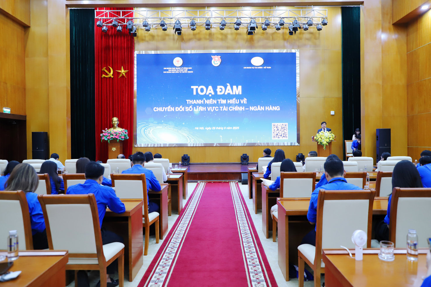 Toạ đ&agrave;m thanh ni&ecirc;n t&igrave;m hiểu về chuyển đổi số trong lĩnh vực t&agrave;i ch&iacute;nh - ng&acirc;n h&agrave;ng.