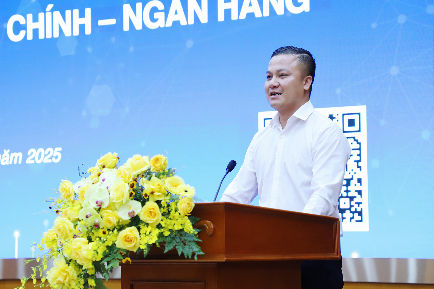 B&iacute; thư Đo&agrave;n Thanh ni&ecirc;n Bộ T&agrave;i ch&iacute;nh L&ecirc; Đ&ocirc;n ph&aacute;t biểu tại Tọa đ&agrave;m.
