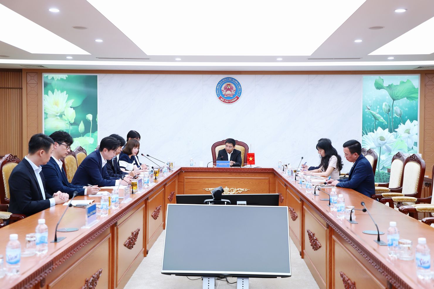 Hai b&ecirc;n thảo luận nhiều nội dung hợp t&aacute;c quan trọng.