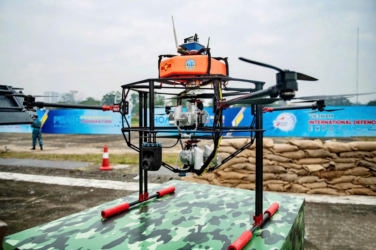 Mẫu UAV của Việt Nam được giới thiệu tại Triển l&atilde;m quốc ph&ograve;ng quốc tế 2024.