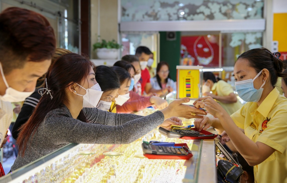 Ph&aacute;p luật hiện h&agrave;nh quy định, doanh nghiệp, hộ kinh doanh, c&aacute; nh&acirc;n nhập khẩu v&agrave; b&aacute;n ra v&agrave;ng miếng thuộc đối tượng kh&ocirc;ng chịu thuế GTGT. Ảnh: TL