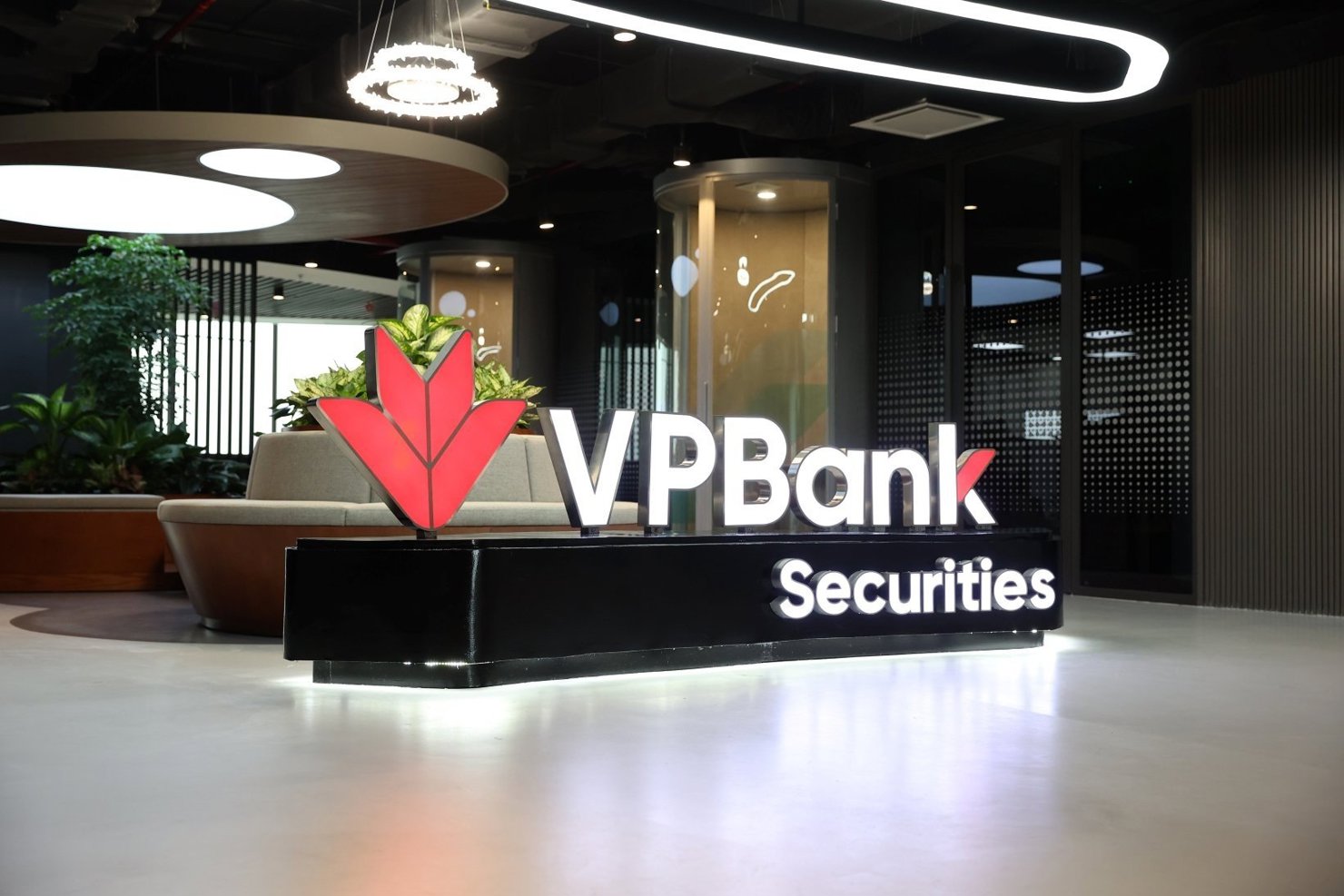 Một c&ocirc;ng ty chứng kh&oacute;a vừa chốt gi&aacute; IPO 33.900 đồng/cổ phiếu, định gi&aacute; 2,4 tỷ USD.