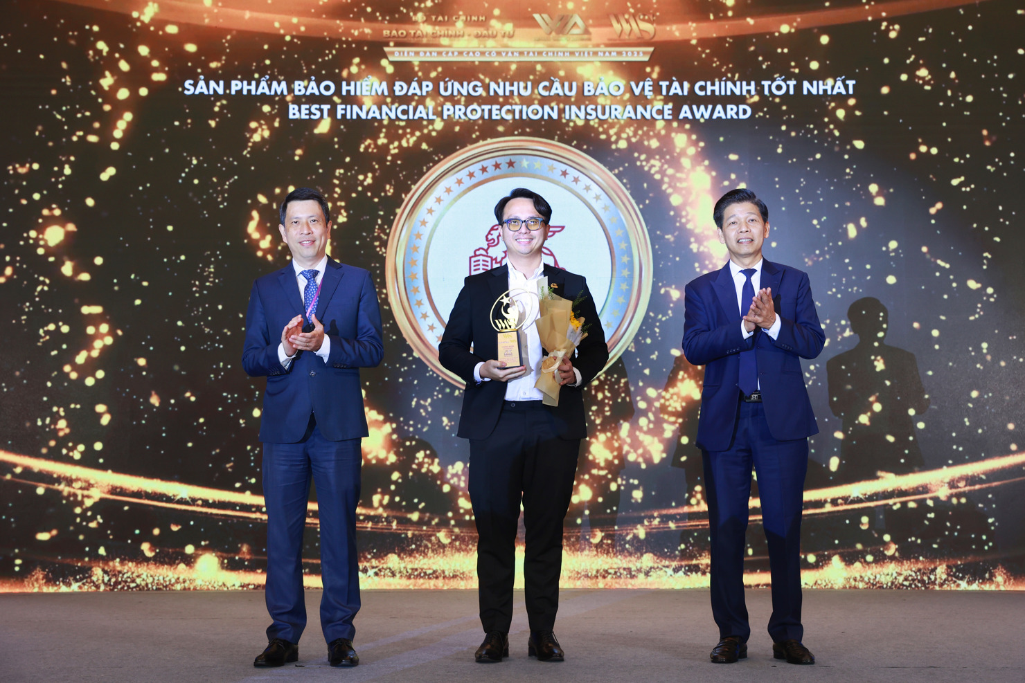 Đại diện của Generali Việt Nam tại Lễ vinh danh Diễn đ&agrave;n Cấp cao Cố vấn T&agrave;i ch&iacute;nh Việt Nam 2025.