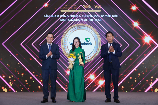 B&agrave; Phạm Ch&acirc;u Loan &ndash; Ph&oacute; Trưởng ph&ograve;ng Ph&aacute;t triển K&ecirc;nh số v&agrave; Đối t&aacute;c đại diện Vietcombank nhận giải &ldquo;Giải ph&aacute;p t&agrave;i ch&iacute;nh c&aacute; nh&acirc;n s&aacute;ng tạo&rdquo;&nbsp; v&agrave;&nbsp;giải &ldquo;Sản phẩm C&ocirc;ng nghệ v&agrave; Chuyển đổi số ti&ecirc;u biểu&rdquo;