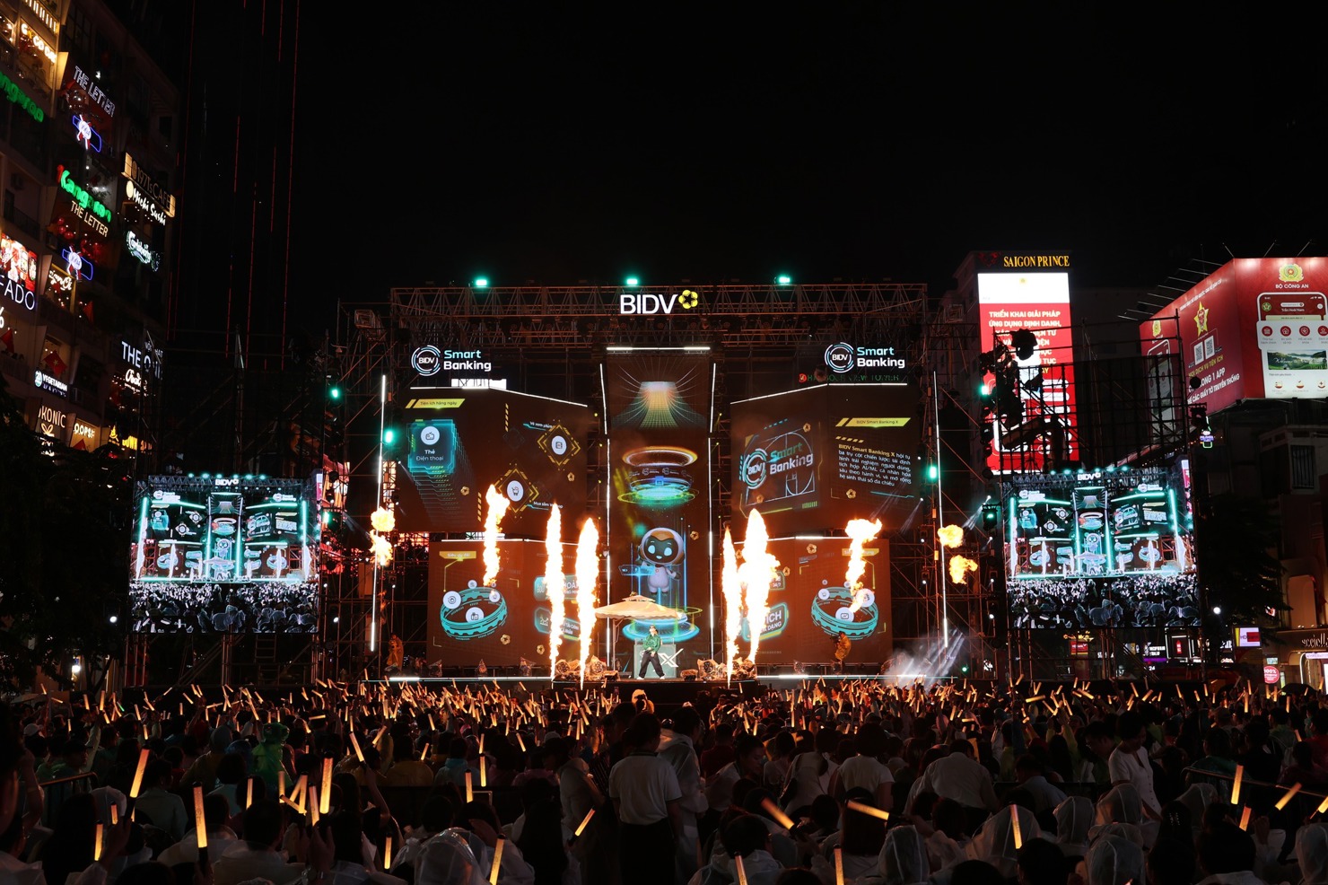 S&acirc;n khấu BIDV Music Festival với m&agrave;n LED nổi bật giữa phố đi bộ Nguyễn Huệ.
