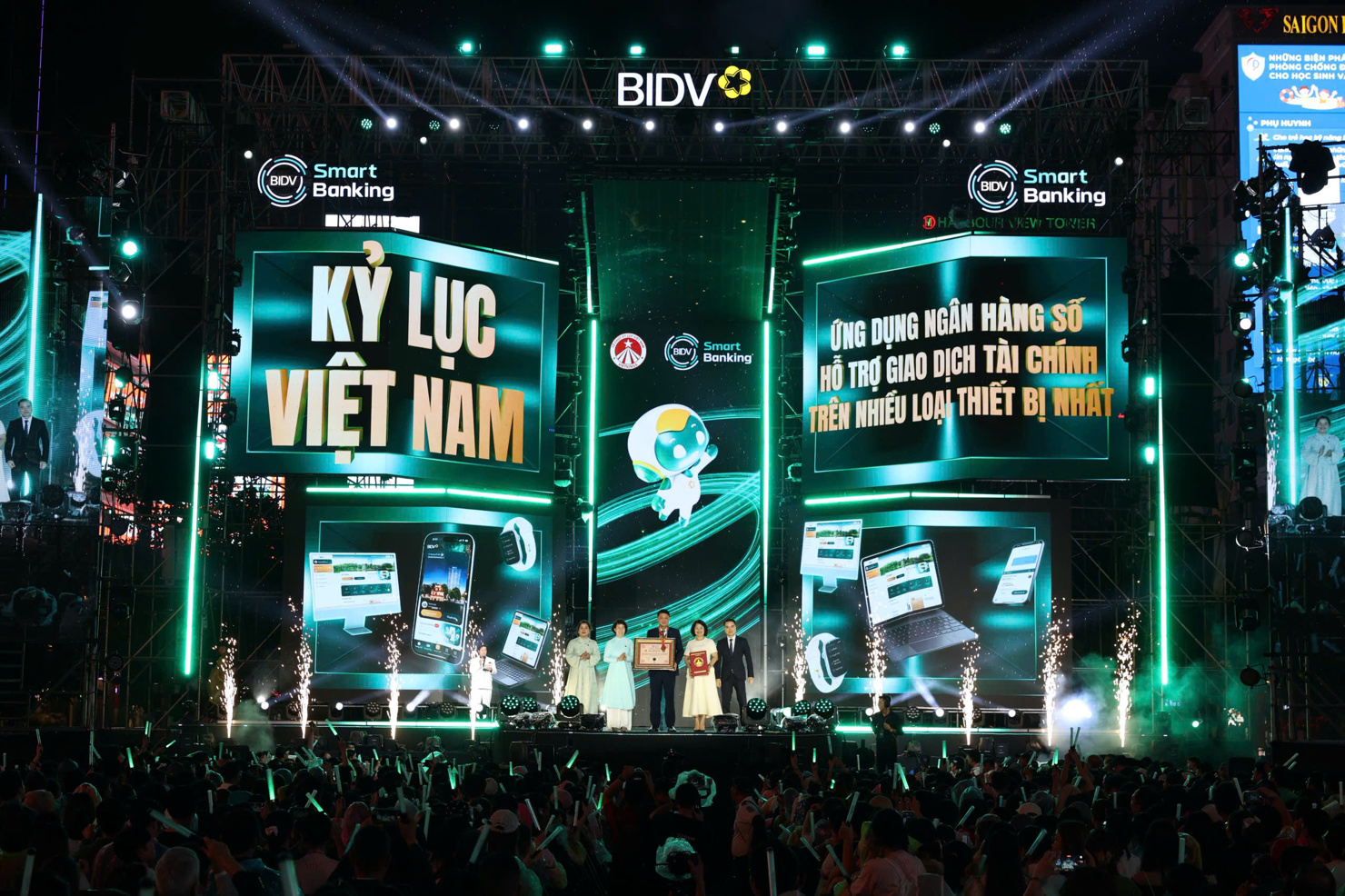 Đ&ecirc;m nhạc hội &ldquo;Emerald X - Chạm di sản, mở tương lai&rdquo; tại phố đi bộ Nguyễn Huệ (TP.HCM) đ&atilde; tạo n&ecirc;n dấu ấn đặc biệt khi h&agrave;ng ng&agrave;n kh&aacute;n giả c&ugrave;ng chứng kiến khoảnh khắc BIDV SmartBanking được vinh danh Kỷ lục Việt Nam.