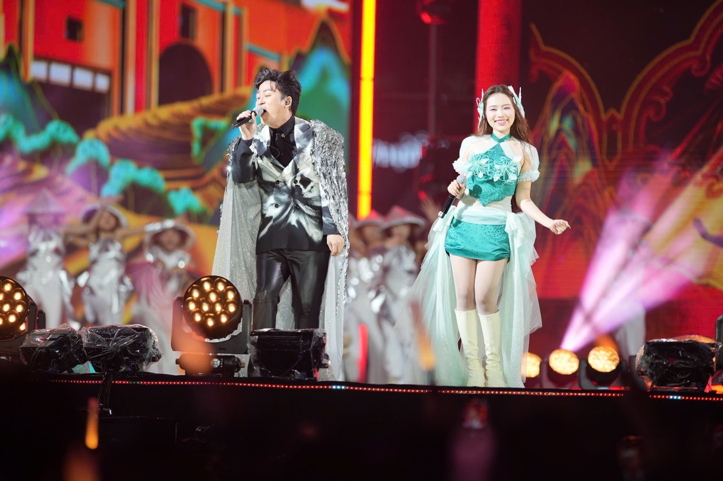M&agrave;n kết hợp &ldquo;c&oacute; 1-0-2&rdquo; giữa T&ugrave;ng Dương v&agrave; Phương Mỹ Chi tr&ecirc;n s&acirc;n khấu BIDV Music Festival.