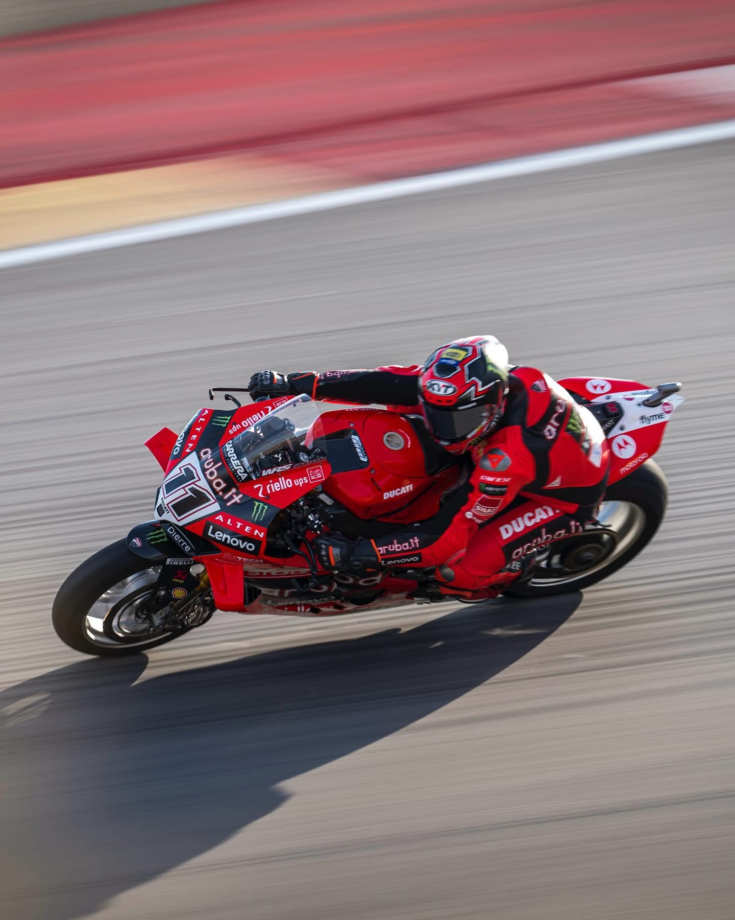 Marc M&aacute;rquez tr&ecirc;n đường đua c&ugrave;ng Ducati.
