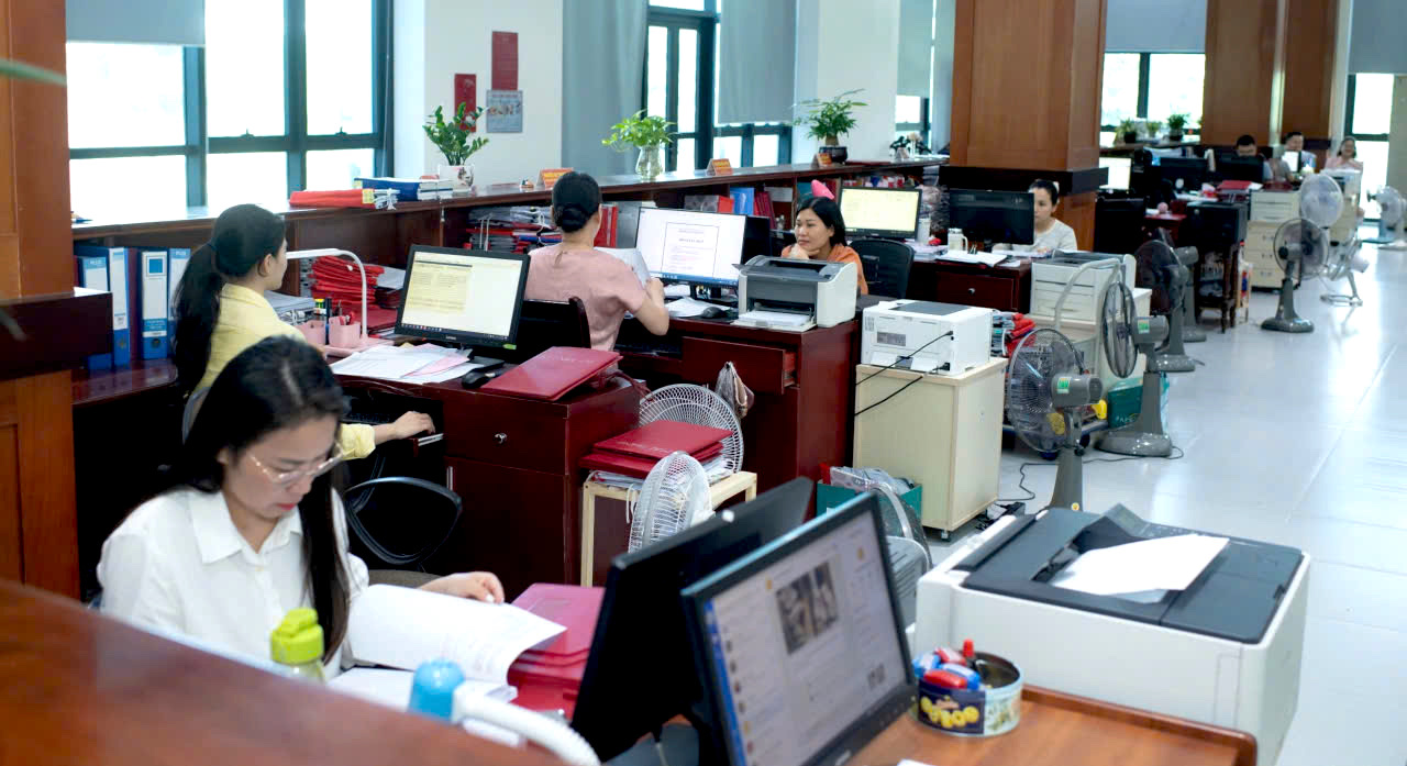 C&ocirc;ng chức v&agrave; người lao động KBNN khu vực XI thường xuy&ecirc;n học hỏi để sử dụng th&agrave;nh thạo c&aacute;c phần mềm, ứng dụng mới.
