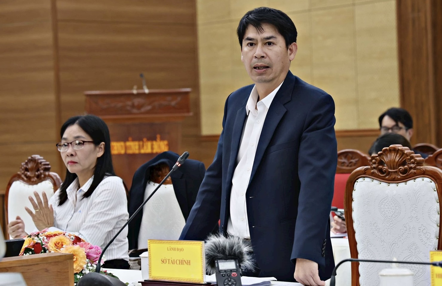 Ph&oacute; Gi&aacute;m đốc Sở T&agrave;i ch&iacute;nh tỉnh L&acirc;m Đồng L&ecirc; B&igrave;nh Minh cung cấp th&ocirc;ng tin đầu tư tại tỉnh L&acirc;m Đồng sắp tới. Ảnh: N.L
