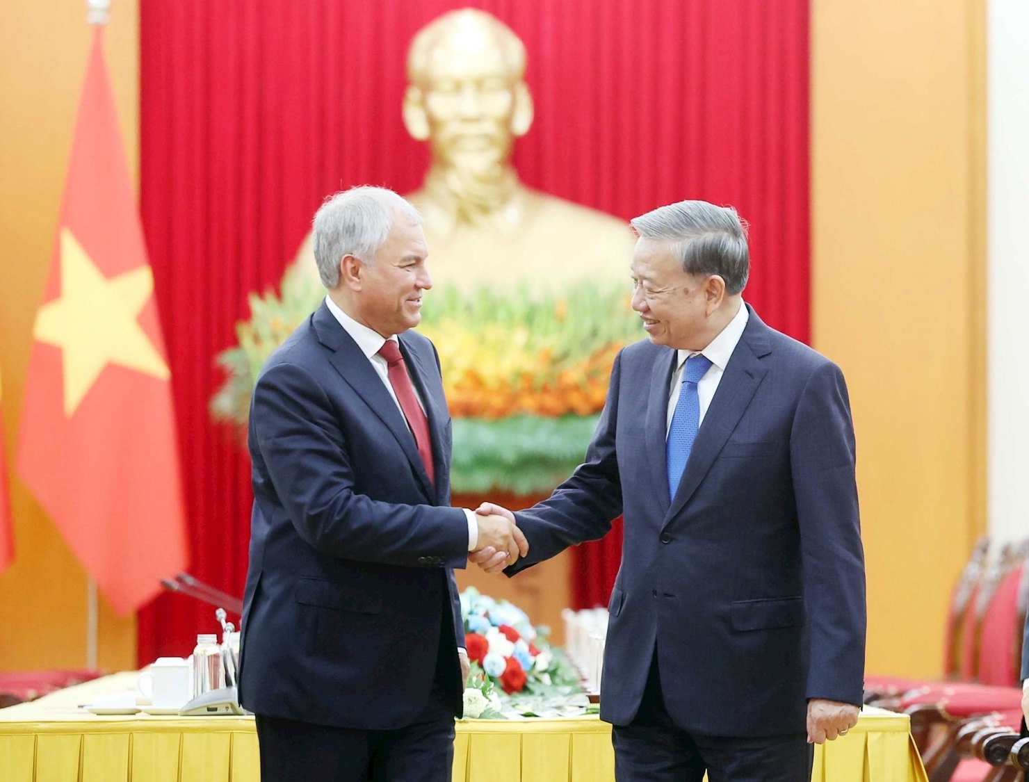 Tổng B&iacute; thư T&ocirc; L&acirc;m tiếp Chủ tịch Duma Quốc gia Nga Vyacheslav Volodin. Ảnh: Thống Nhất/TTXVN&nbsp;