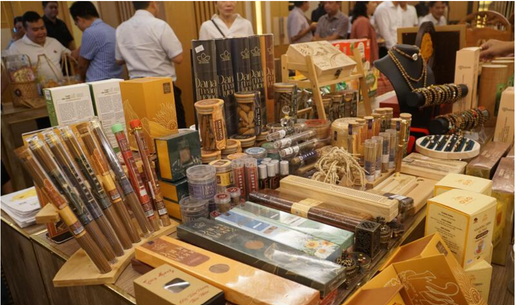 Những năm gần đ&acirc;y, kim ngạch xuất khẩu c&aacute;c sản phẩm nghề truyền thống như gỗ, m&acirc;y tre, thủy tinh, gốm, lụa&hellip; đều duy tr&igrave; mức tăng trưởng tốt