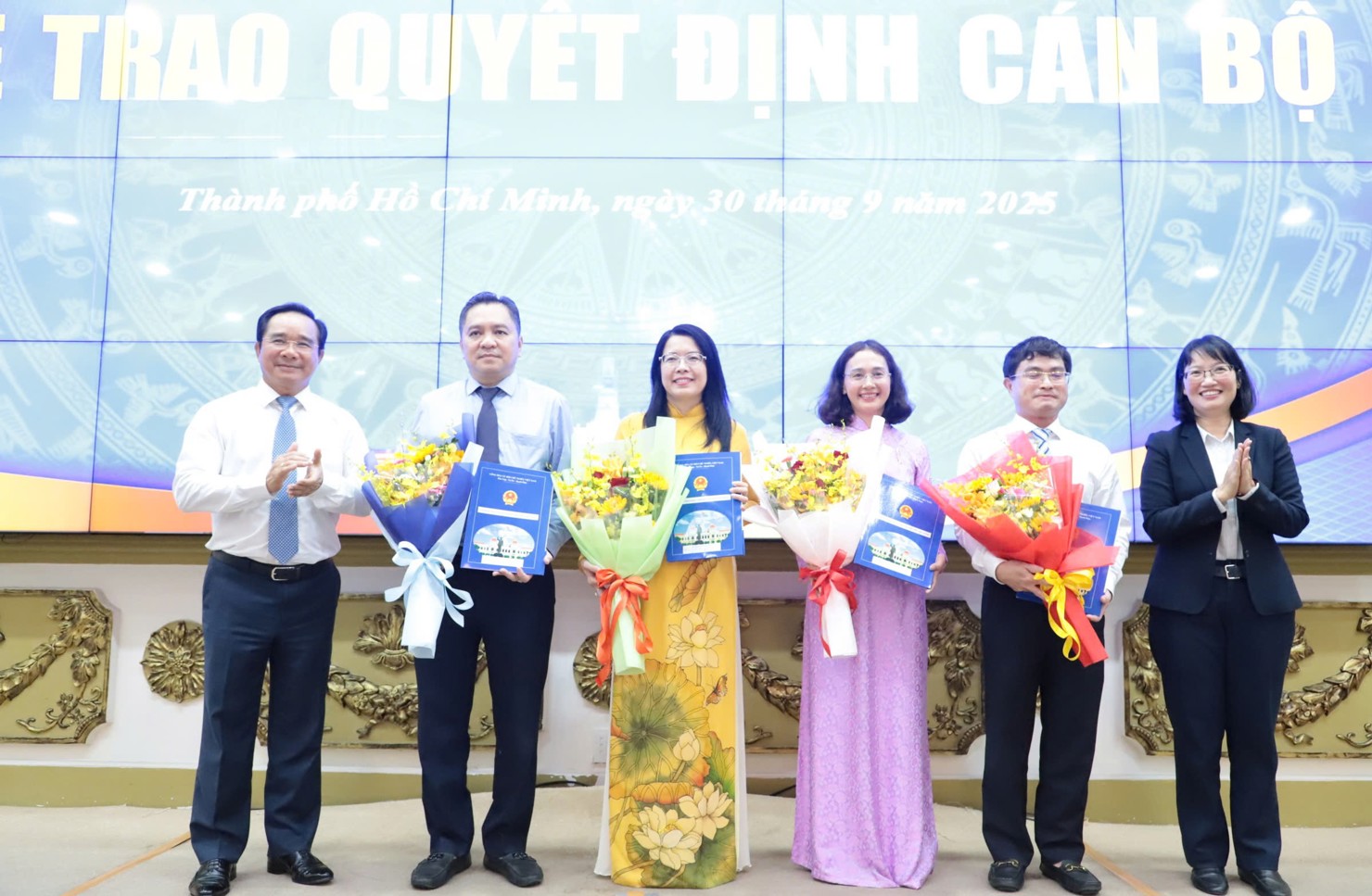 Chủ tịch Nguyễn Văn Được v&agrave; Ph&oacute; Chủ tịch Trần Thị Diệu Th&uacute;y trao quyết định, tặng hoa ch&uacute;c mừng c&aacute;c nh&acirc;n sự được bổ nhiệm, điều động