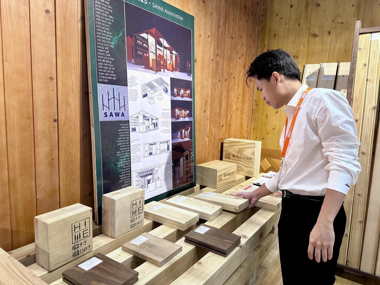 C&aacute;c mẫu gỗ sản xuất h&agrave;ng xuất khẩu được doanh nghiệp quan t&acirc;m. Ảnh: T.H