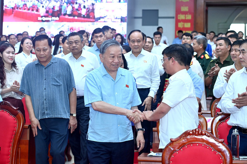Tổng B&iacute; thư T&ocirc; L&acirc;m tiếp x&uacute;c cử tri đơn vị bầu cử số 10, th&agrave;nh phố H&agrave; Nội. (Ảnh: ĐĂNG KHOA).