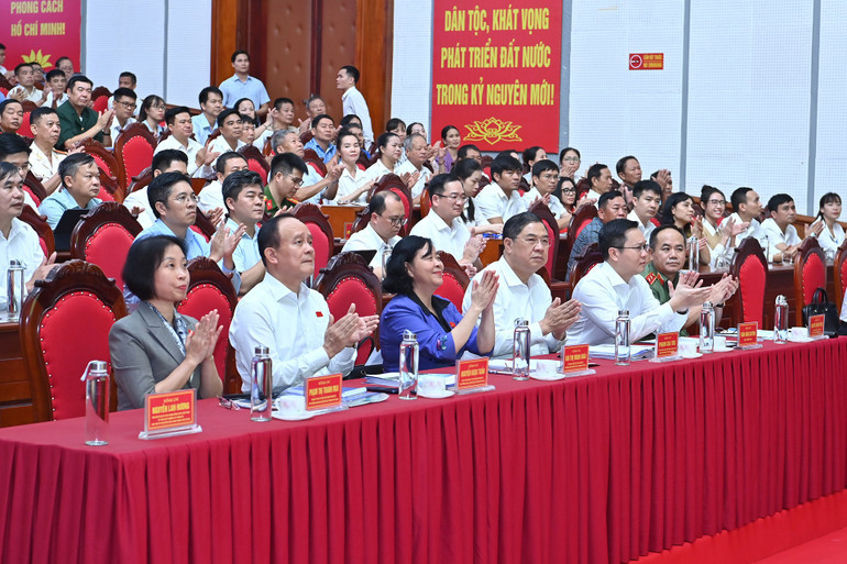 C&aacute;c đại biểu Trung ương, th&agrave;nh phố H&agrave; Nội v&agrave; cử tri tham dự hội nghị. (Ảnh: ĐĂNG KHOA). &nbsp;