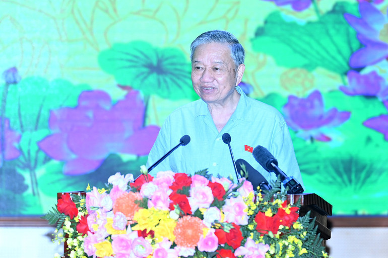 Tổng B&iacute; thư T&ocirc; L&acirc;m ph&aacute;t biểu tại hội nghị tiếp x&uacute;c cử tri th&agrave;nh phố H&agrave; Nội. (Ảnh ĐĂNG KHOA). &nbsp;