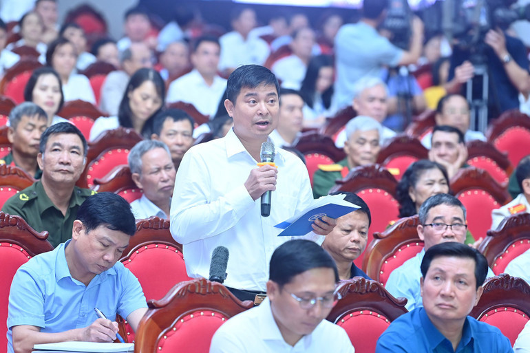 Cử tri th&agrave;nh phố H&agrave; Nội ph&aacute;t biểu &yacute; kiến, kiến nghị với c&aacute;c đại biểu Quốc hội. (Ảnh: ĐĂNG KHOA). &nbsp;