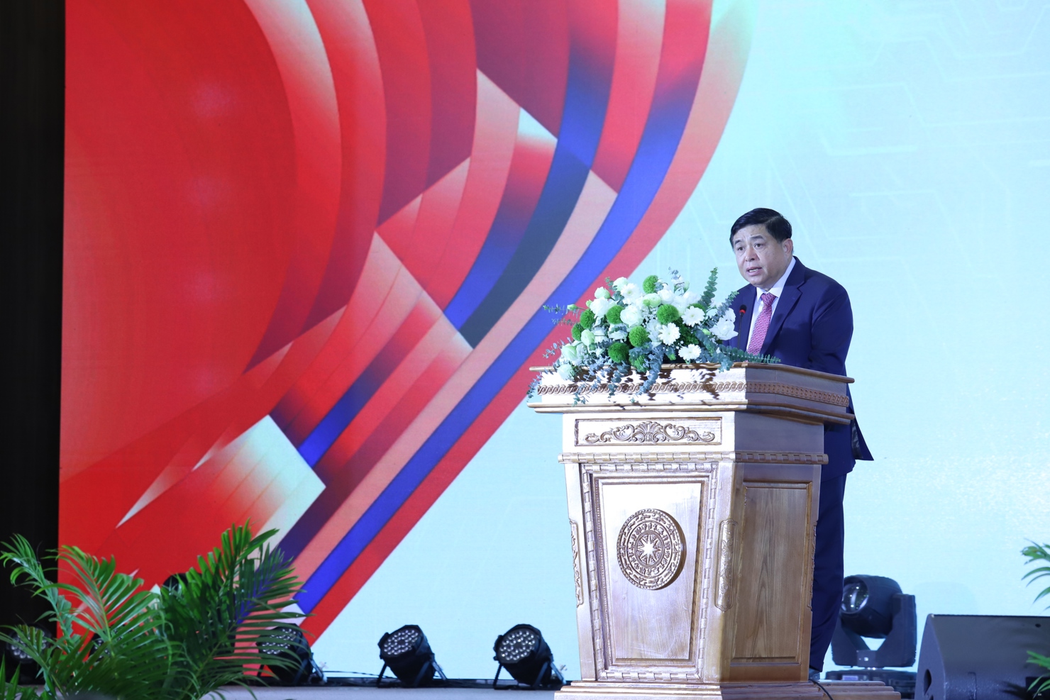 Ph&oacute; Thủ tướng Ch&iacute;nh phủ Nguyễn Ch&iacute; Dũng ph&aacute;t biểu khai mạc Lễ hưởng ứng Ng&agrave;y hội Đổi mới s&aacute;ng tạo Quốc gia năm 2025
