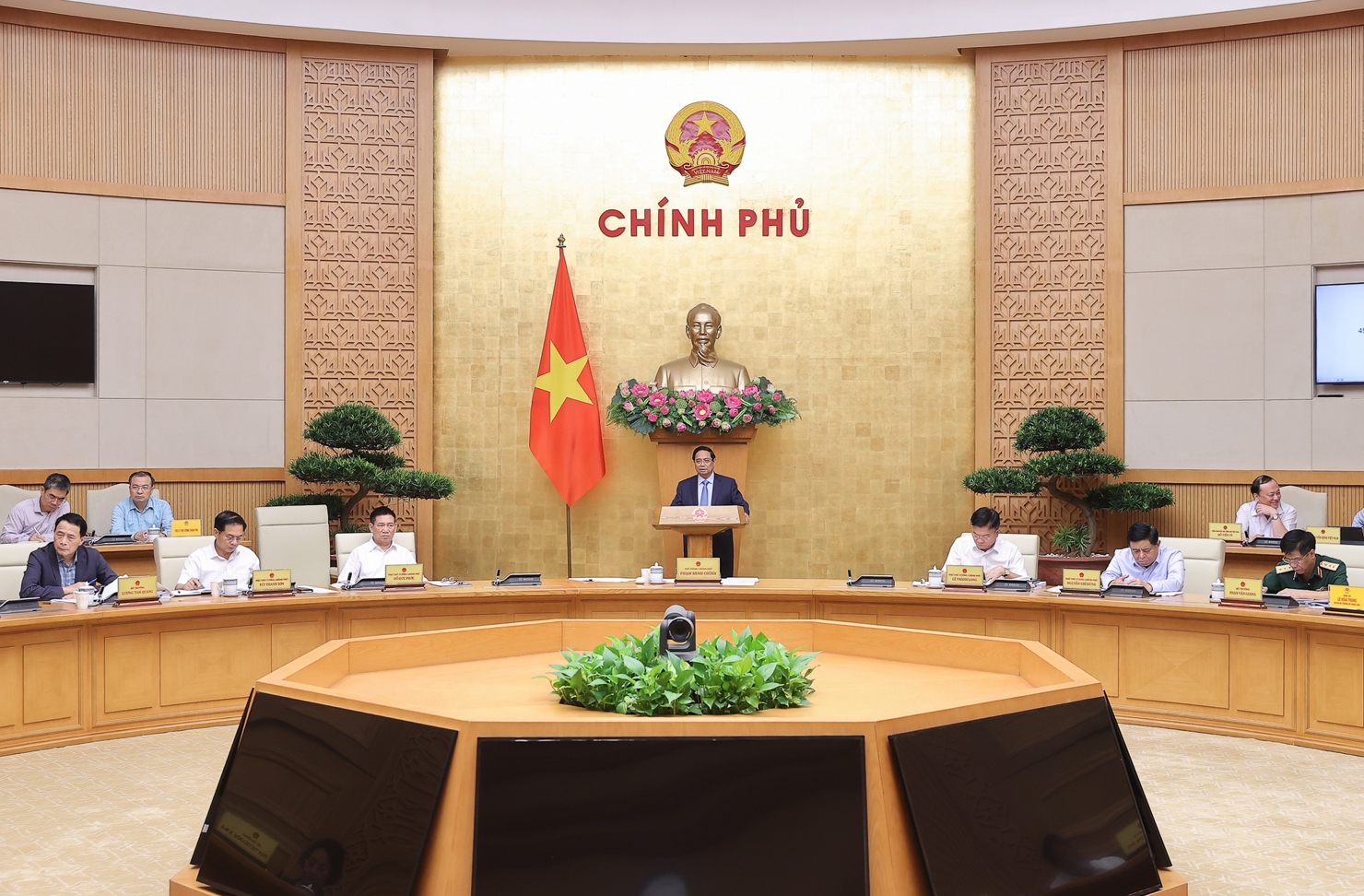 Thủ tướng chủ tr&igrave; phi&ecirc;n họp Ch&iacute;nh phủ về ch&iacute;nh quyền địa phương 2 cấp. Ảnh: VGP/Nhật Bắc