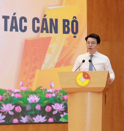 Gi&aacute;m đốc KBNN Trần Qu&acirc;n ghi nhận&nbsp;đ&oacute;ng g&oacute;p v&agrave; nỗ lực của &ocirc;ng Nguyễn Ch&iacute; Vương trong qu&aacute; tr&igrave;nh c&ocirc;ng t&aacute;c.