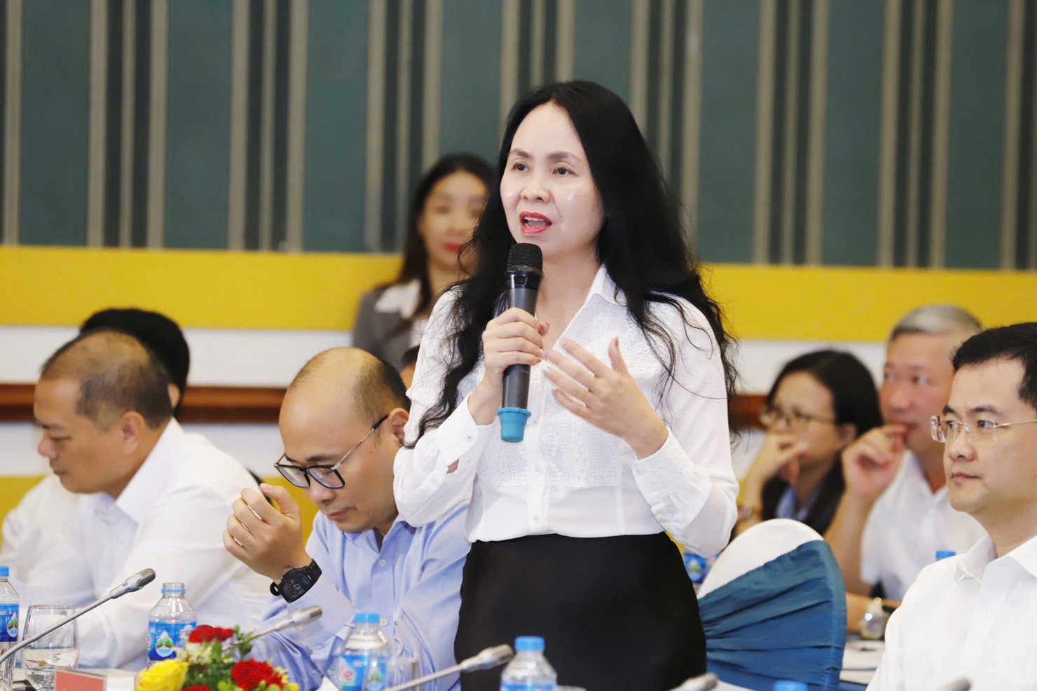 Bà Lê Hoàng Oanh - Cục trưởng Cục Thương mại điện tử và Kinh tế số giải đáp các câu hỏi của đại biểu.