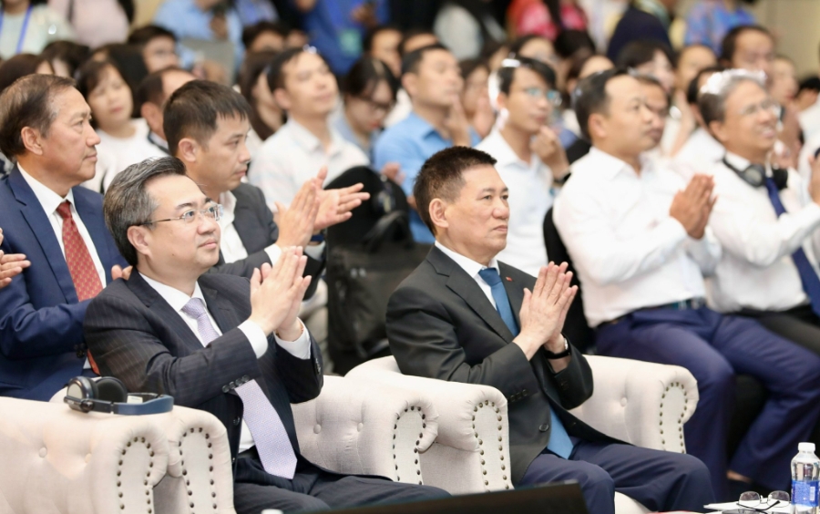 Ph&oacute; Thủ tướng Ch&iacute;nh phủ Hồ Đức Phớc v&agrave; Trưởng Ban Ch&iacute;nh s&aacute;ch, Chiến lược Trung ương Nguyễn Thanh Nghị dự Diễn đ&agrave;n.