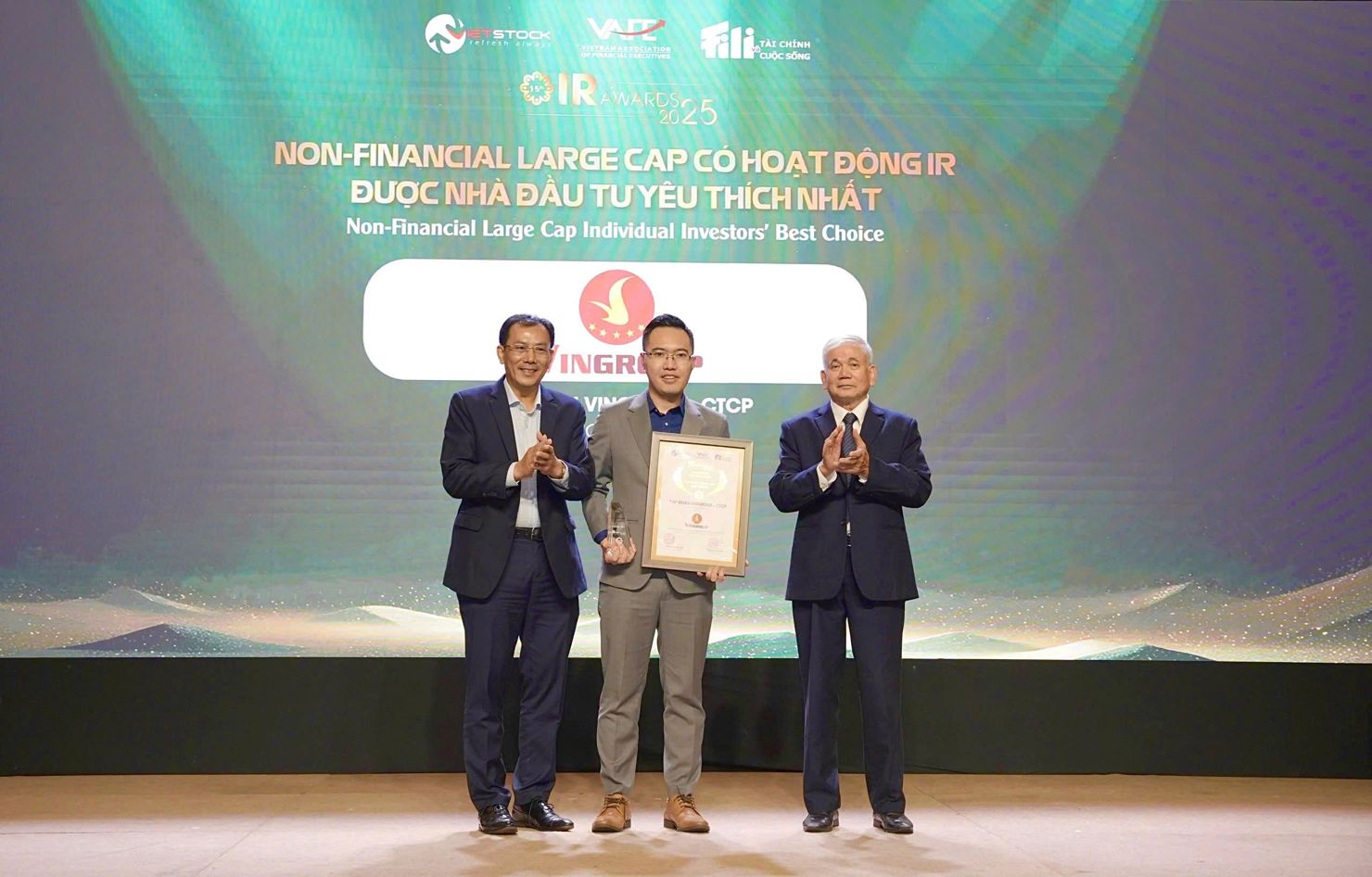 Giải thưởng tại IR Awards 2025 l&agrave; sự ghi nhận cho nỗ lực của Vingroup trong suốt qu&aacute; tr&igrave;nh x&acirc;y dựng hệ thống IR chuy&ecirc;n nghiệp, minh bạch