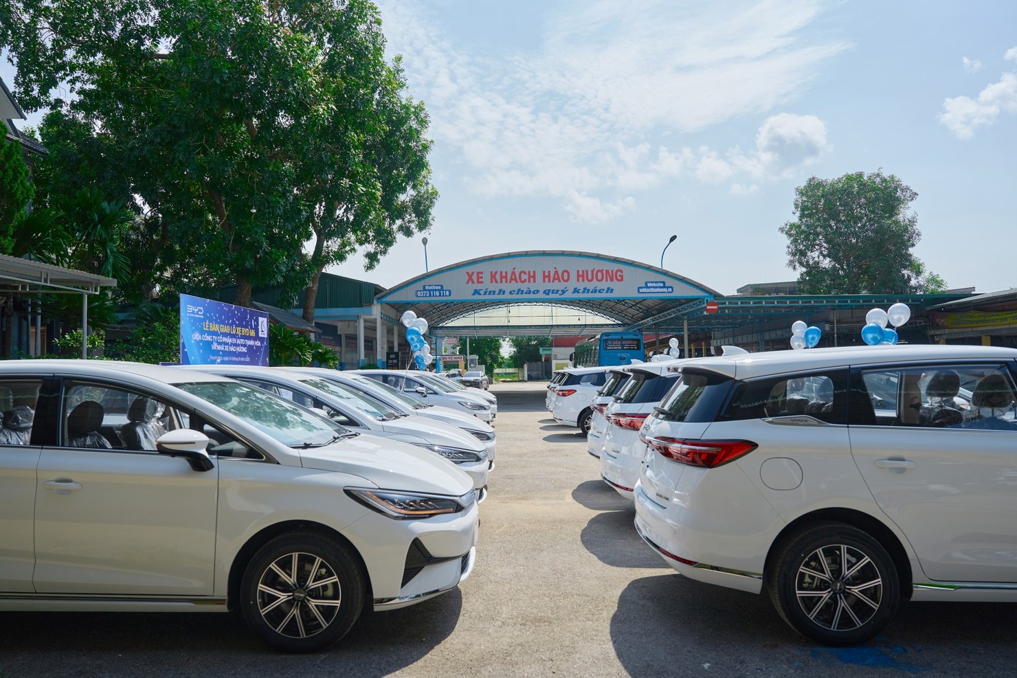 BYD mang đến c&aacute;c giải ph&aacute;p sạc đa dạng cho kh&aacute;ch h&agrave;ng, từ sạc nhanh tại c&aacute;c trạm sạc c&ocirc;ng cộng đến sạc ti&ecirc;u chuẩn tại nh&agrave;