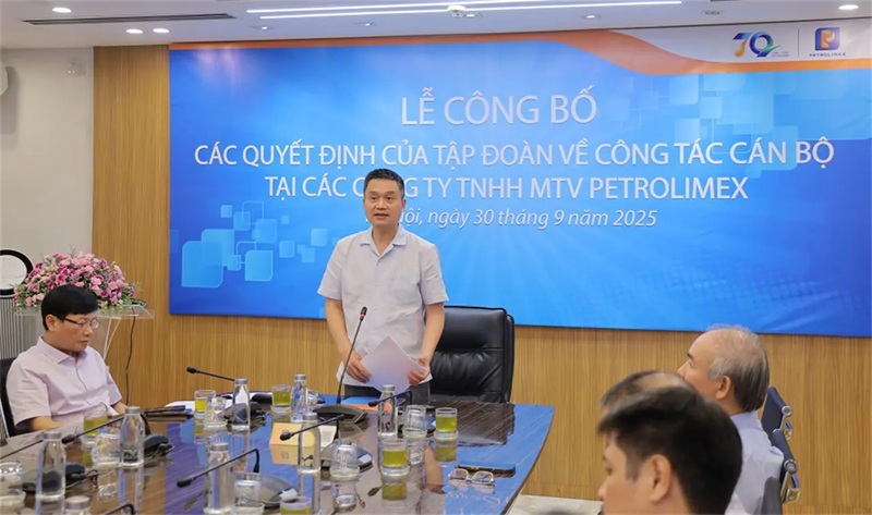&Ocirc;ng Phạm Văn Thanh - Chủ tịch HĐQT Petrolimex nhấn mạnh: Việc sắp xếp lại bộ m&aacute;y mang &yacute; nghĩa then chốt trong việc t&aacute;i định h&igrave;nh hệ thống đơn vị to&agrave;n ng&agrave;nh theo hướng tinh gọn, chuy&ecirc;n nghiệp, hiệu quả.