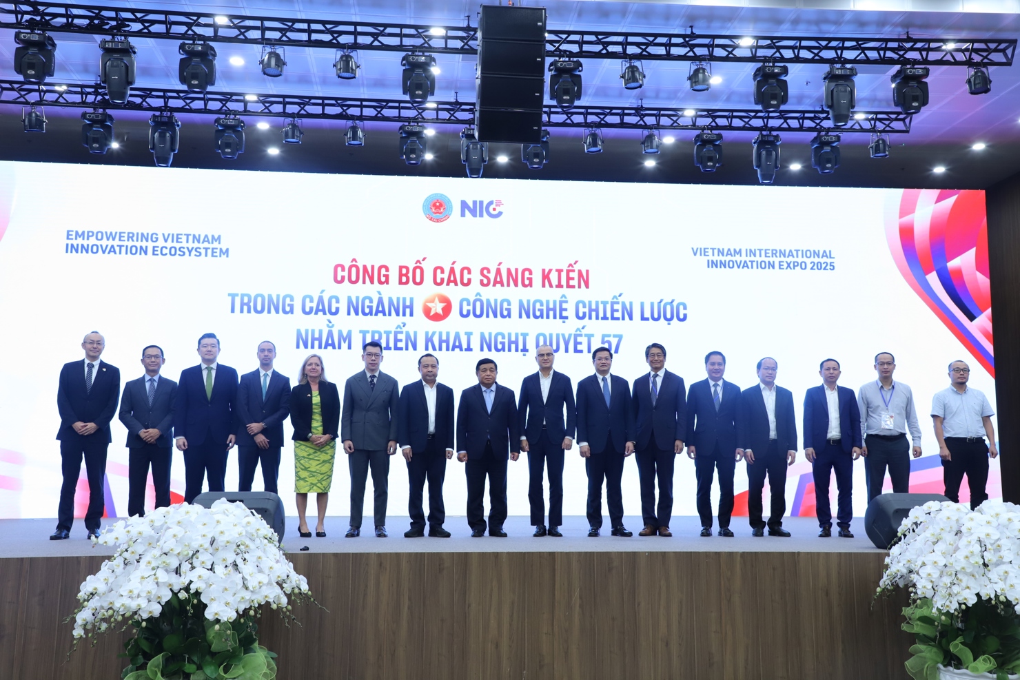 Ph&oacute; Thủ tướng Nguyễn Ch&iacute; Dũng c&ugrave;ng c&aacute;c đại biểu thực hiện nghi thức Lễ c&ocirc;ng bố c&aacute;c s&aacute;ng kiến nhằm triển khai Nghị quyết số 57-NQ/TW, được khởi xướng bởi NIC v&agrave; 5 Mạng lưới Đổi mới s&aacute;ng tạo.&nbsp;