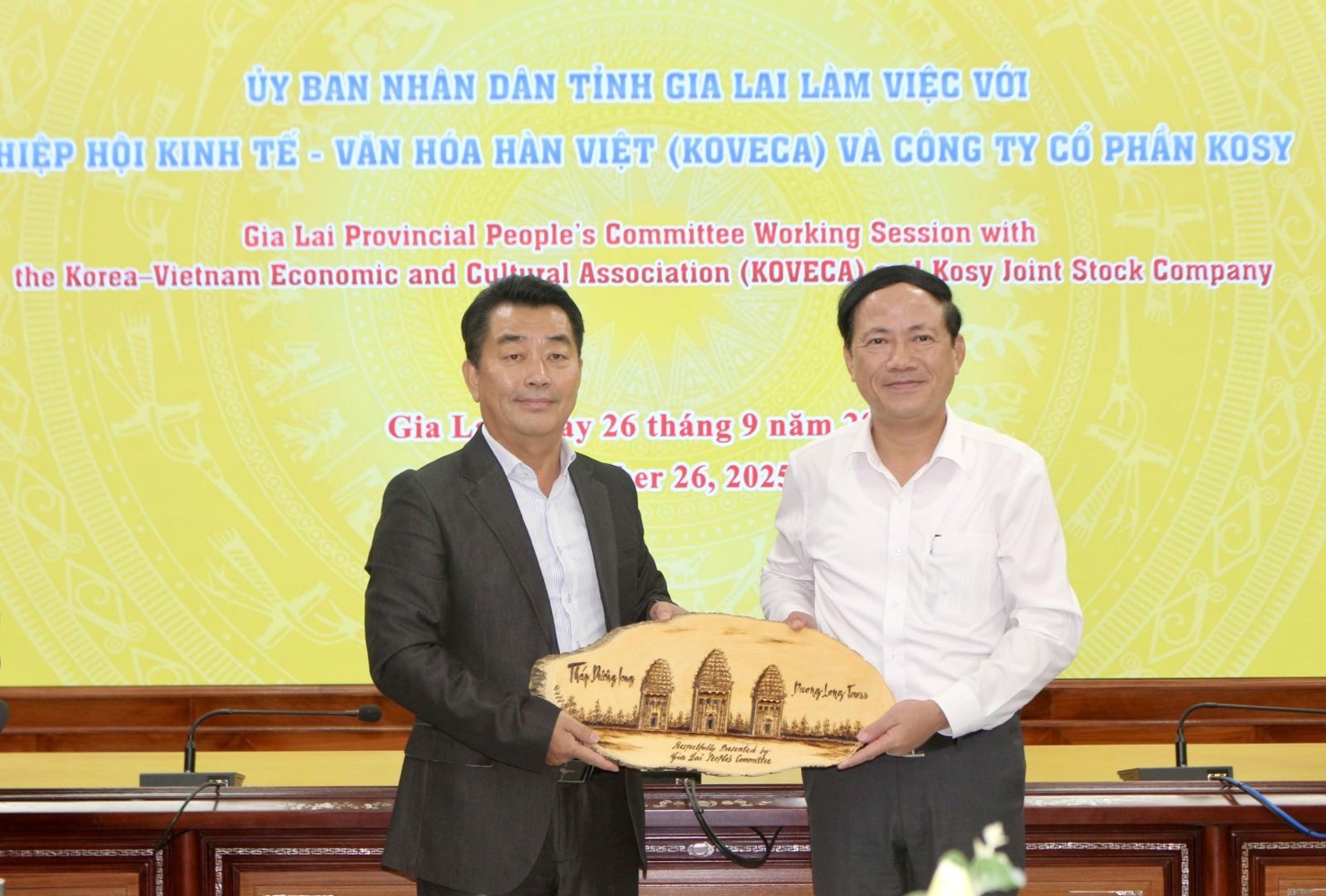 Chủ tịch UBND tỉnh Gia Lai Phạm Anh Tuấn (b&ecirc;n phải) l&agrave;m việc với nh&agrave; đầu tư H&agrave;n Quốc. Ảnh: VP