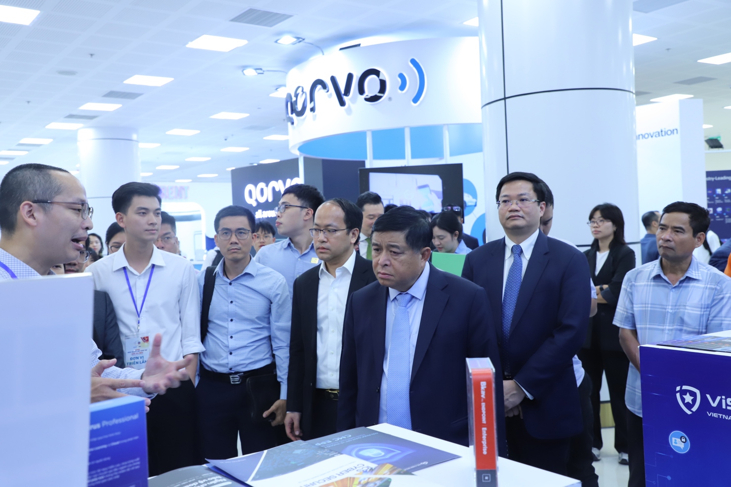 Ph&oacute; Thủ tướng Nguyễn Ch&iacute; Dũng thăm c&aacute;c gian h&agrave;ng tại Triển l&atilde;m quốc tế Đổi mới s&aacute;ng tạo Việt Nam 2025.