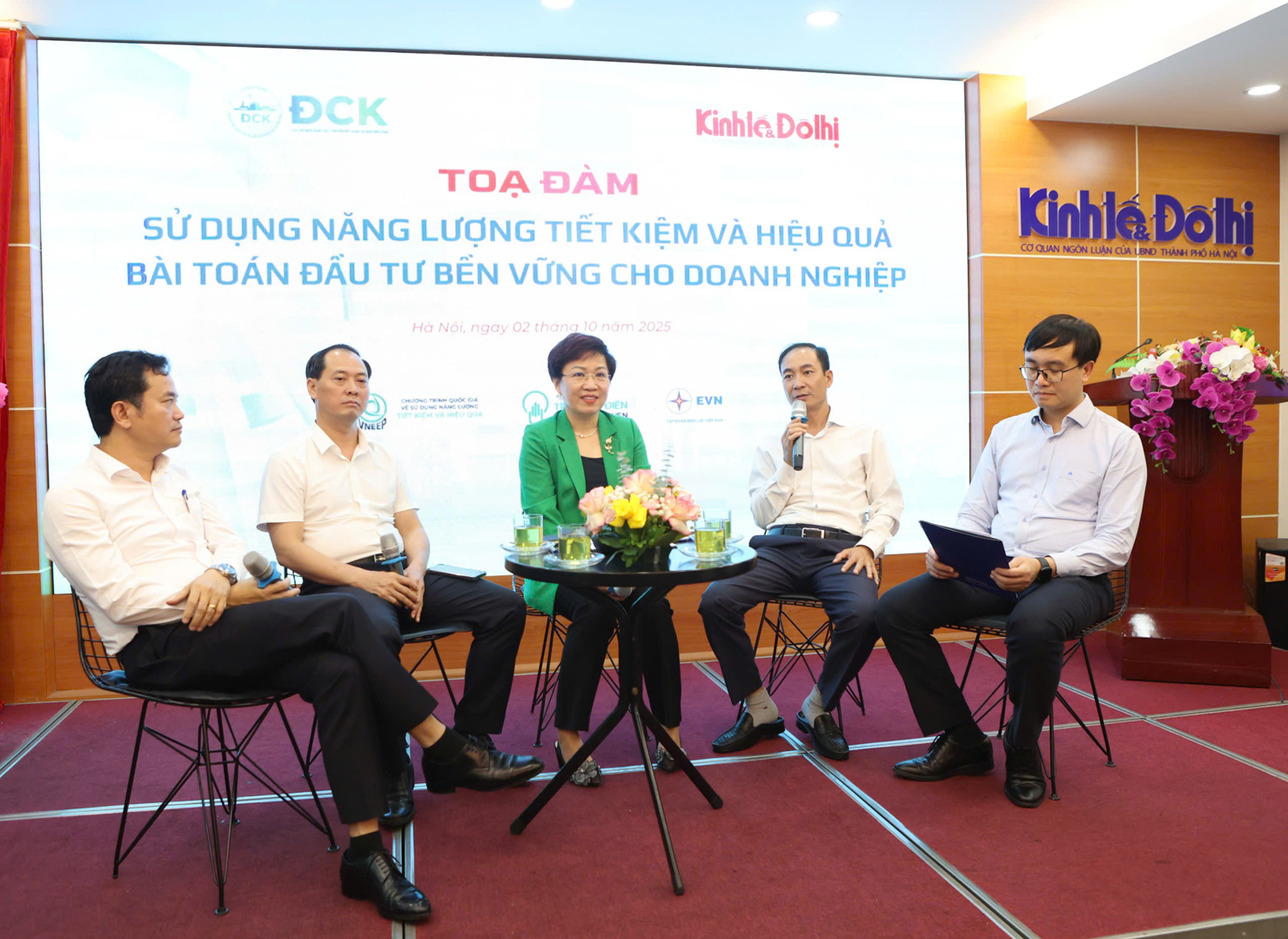 C&aacute;c đại biểu trao đổi tại toạ đ&agrave;m.