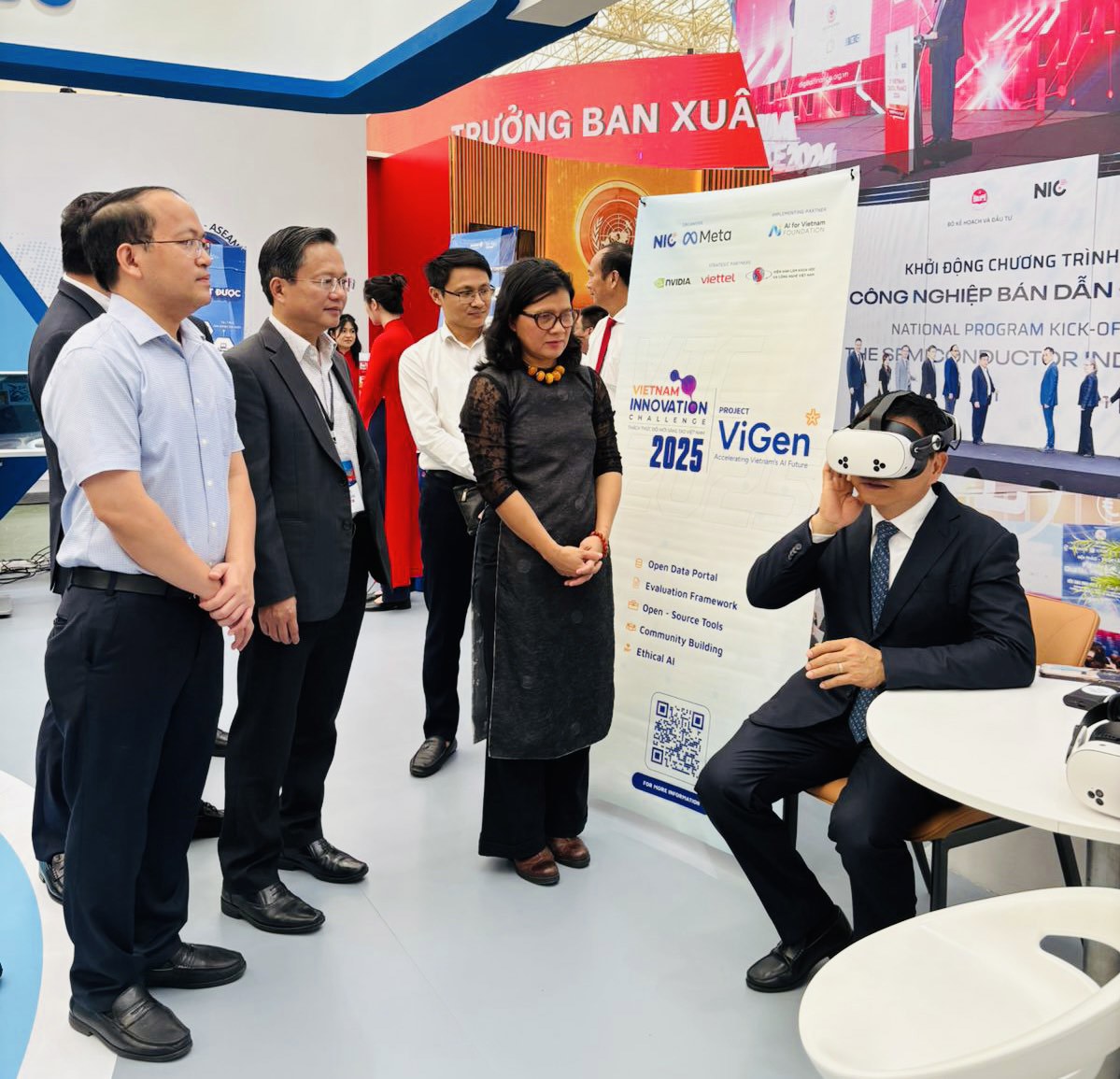 Trải nghiệm c&ocirc;ng nghệ mới tại Ng&agrave;y hội Đổi mới s&aacute;ng tạo quốc gia 2025.