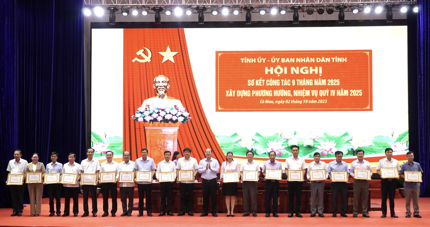 Nhiều tập thể, c&aacute; nh&acirc;n của tỉnh C&agrave; Mau c&oacute; th&agrave;nh t&iacute;ch ti&ecirc;u biểu, xuất sắc trong vận h&agrave;nh ch&iacute;nh quyền địa phương hai cấp được tặng Bằng khen. Ảnh:&nbsp;Trang Th&ocirc;ng tin điện tử C&agrave; Mau