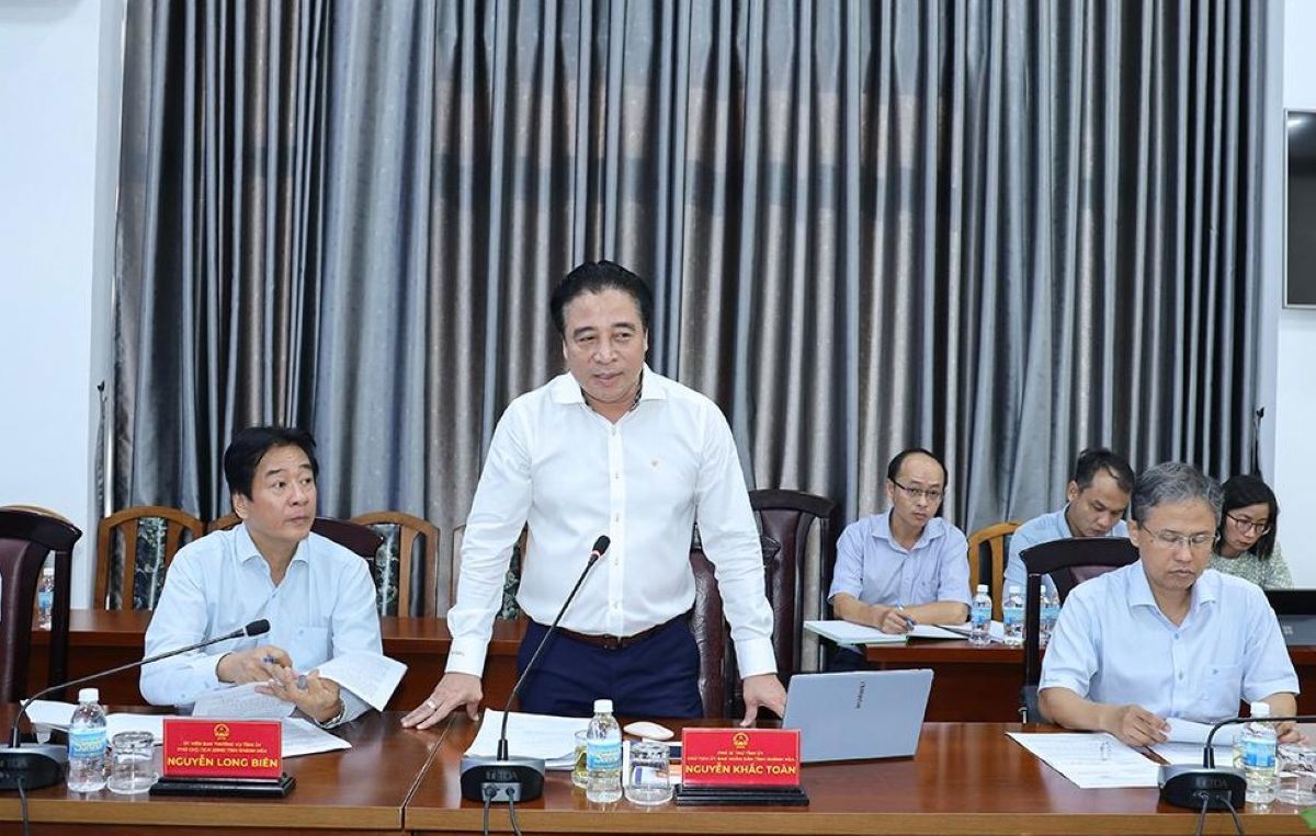 Chủ tịch UBND tỉnh Kh&aacute;nh H&ograve;a Nguyễn Khắc To&agrave;n đ&ocirc;n đốc thực hiện nhiệm vụ. Ảnh: VP