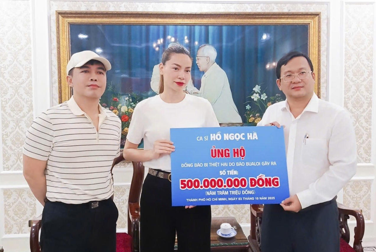 Ca sĩ Hồ Ngọc H&agrave; đến Ủy ban MTTQ Việt Nam TP. Hồ Ch&iacute; Minh ủng hộ 500 triệu đồng. Ảnh: PT