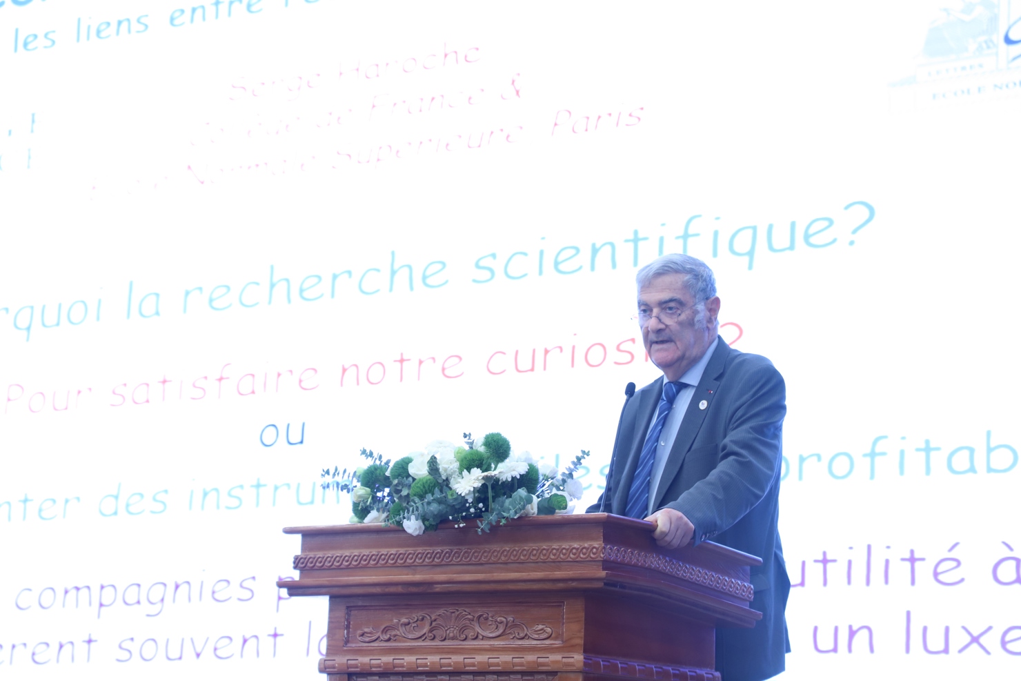 Nh&agrave; khoa học đạt giải Nobel - Gi&aacute;o sư Serge Haroche chia sẻ tại Diễn đ&agrave;n.&nbsp;