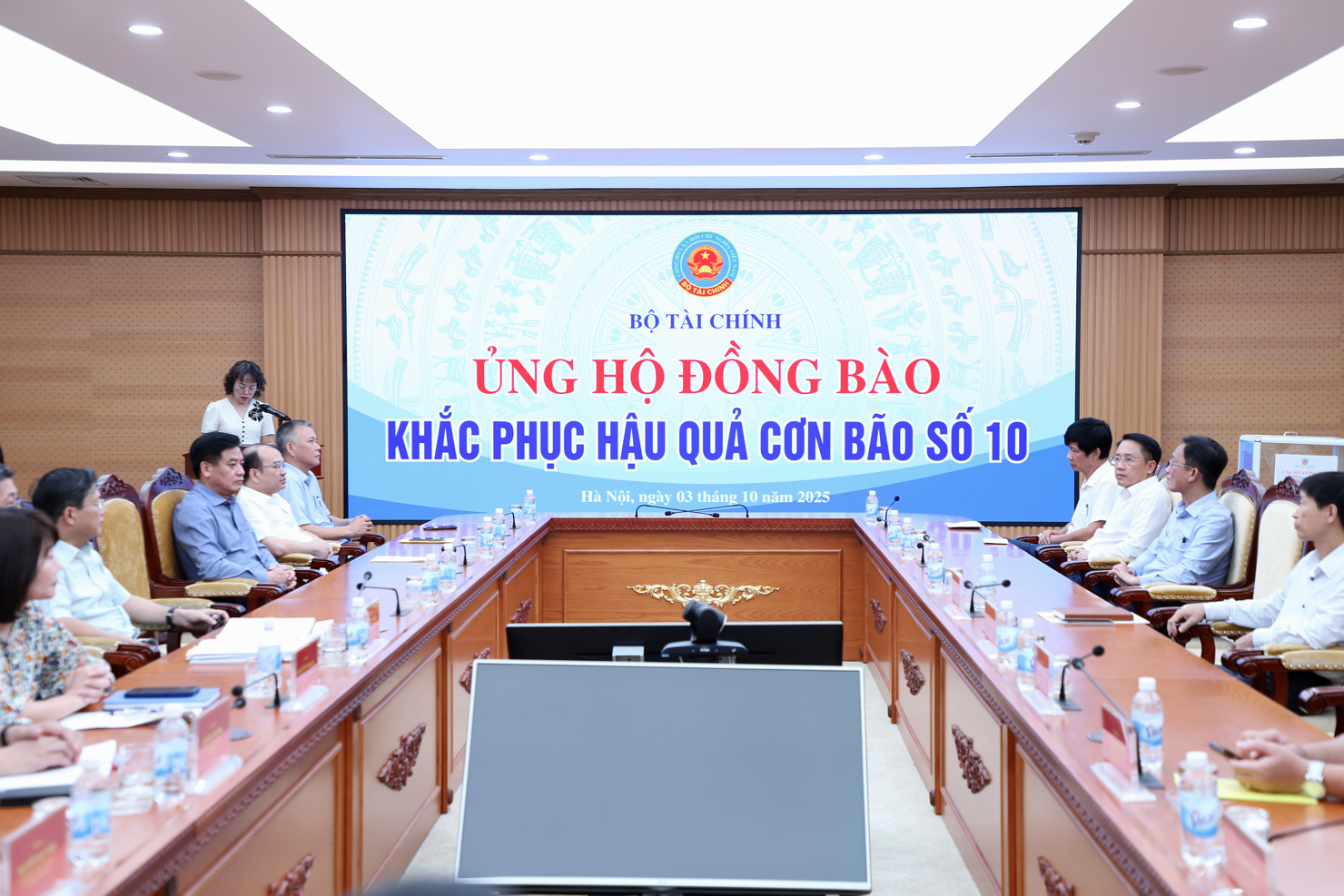Bộ T&agrave;i ch&iacute;nh ph&aacute;t động quy&ecirc;n g&oacute;p, hướng về đồng b&agrave;o v&ugrave;ng b&atilde;o số 10.