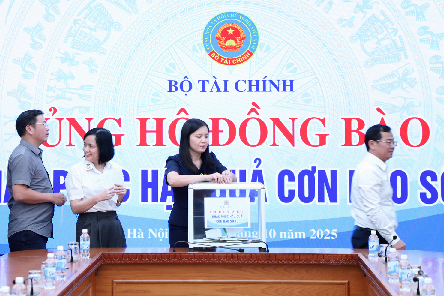 C&aacute;c đơn vị trực thuộc Bộ T&agrave;i ch&iacute;nh&nbsp;tham gia quy&ecirc;n g&oacute;p, ủng hộ.