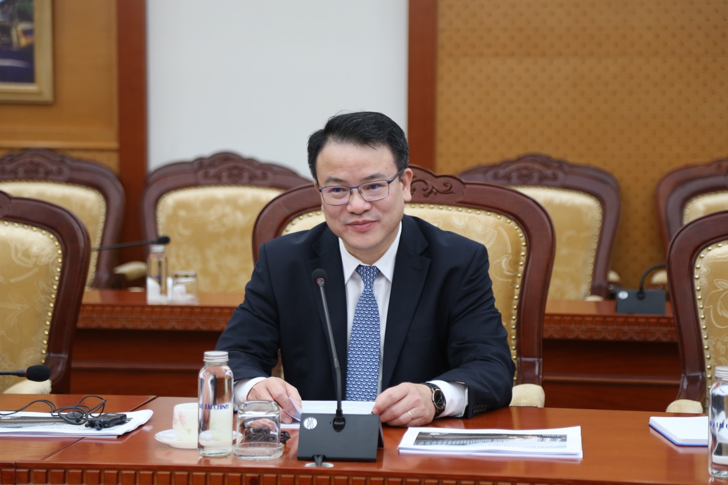 Thứ trưởng Bộ T&agrave;i ch&iacute;nh Trần Quốc Phương ph&aacute;t biểu tại buổi l&agrave;m việc. Ảnh: KH