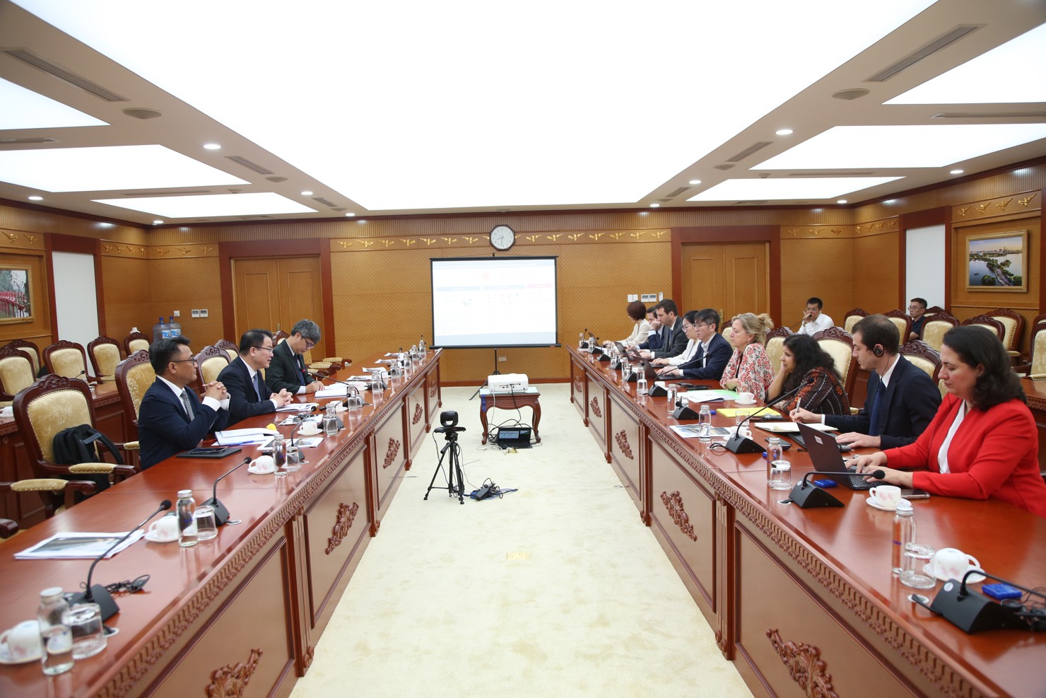 Quang cảnh buổi l&agrave;m việc. Ảnh: KH