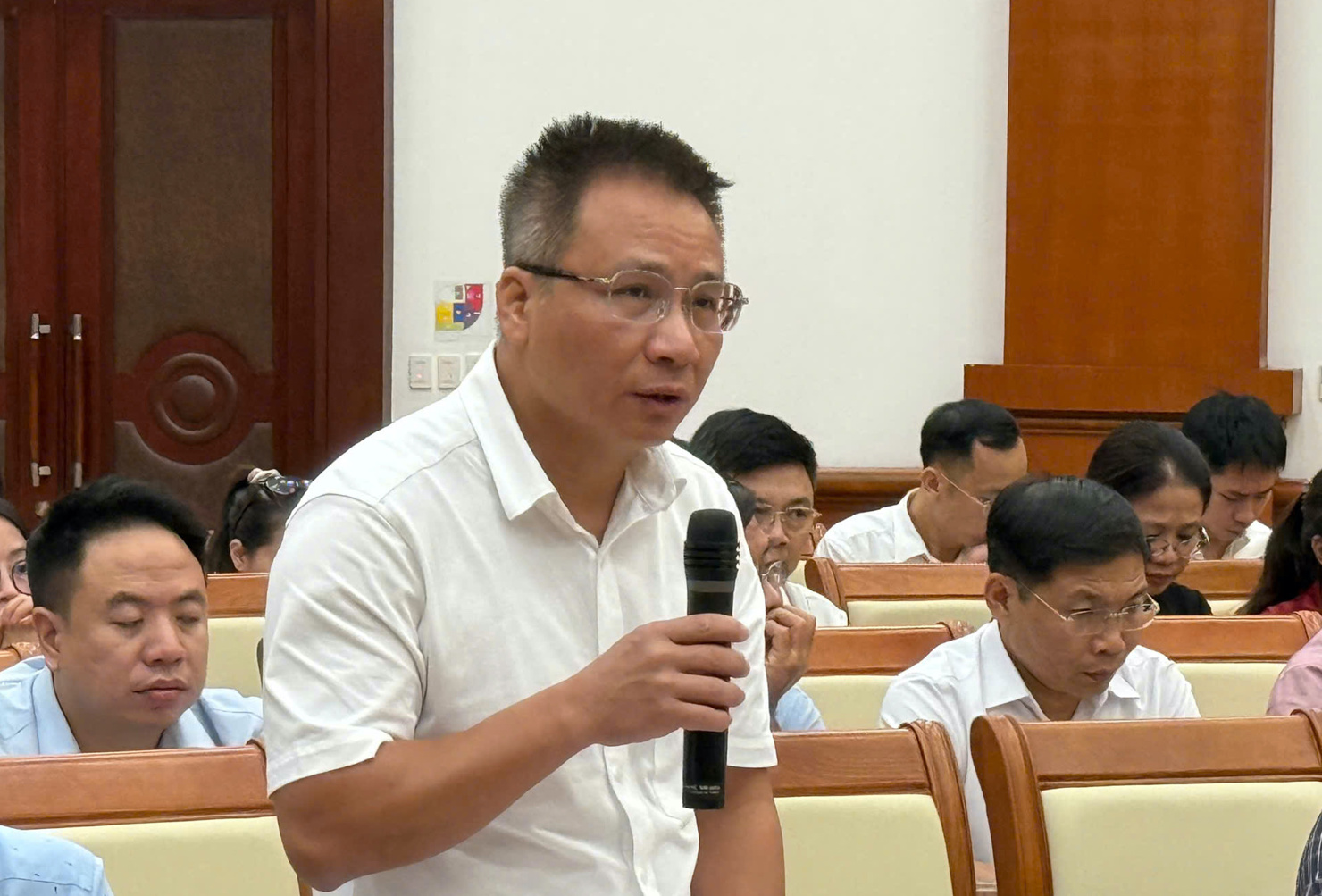 Ph&oacute; Chủ tịch Ủy ban Chứng kho&aacute;n Nh&agrave; nước H&agrave; Duy T&ugrave;ng ph&aacute;t biểu tại buổi họp b&aacute;o.