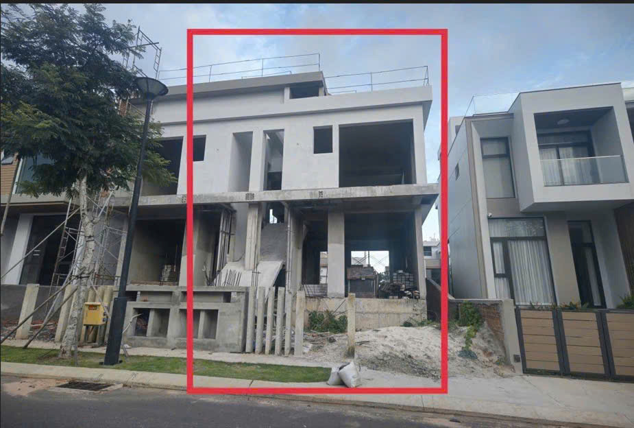 Hiện tại căn biệt thự của kh&aacute;ch h&agrave;ng Trần Hồng Sơn trong vụ kiện đ&atilde; được ho&agrave;n tất x&acirc;y dựng gần 90%, cả khu n&agrave;y đều đang trong qu&aacute; tr&igrave;nh ho&agrave;n thiện. Ảnh: NVL