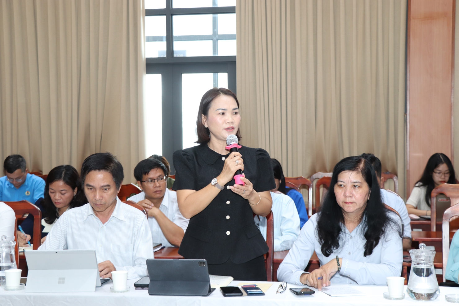 C&aacute;c sở, ng&agrave;nh của Th&agrave;nh phố đ&oacute;ng g&oacute;p &yacute; kiến. Ảnh: PT