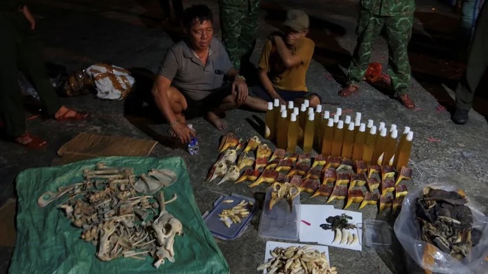 Hai đối tượng c&ugrave;ng tang vật. Ảnh:&nbsp;Bộ đội Bi&ecirc;n ph&ograve;ng tỉnh Vĩnh Long